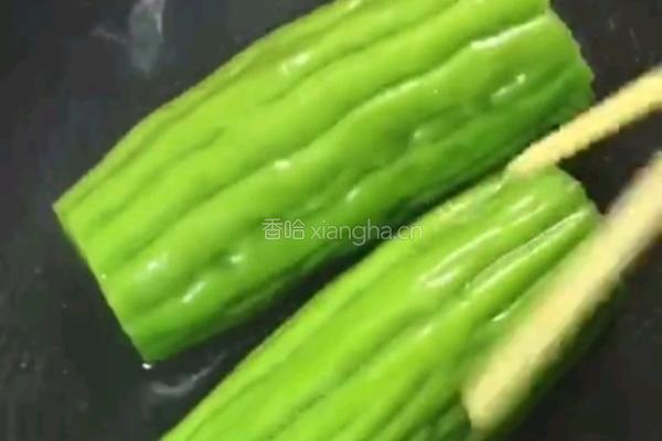 苦瓜酿香蕉的做法图解2