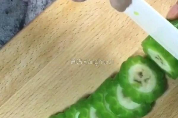 苦瓜酿香蕉的做法图解5