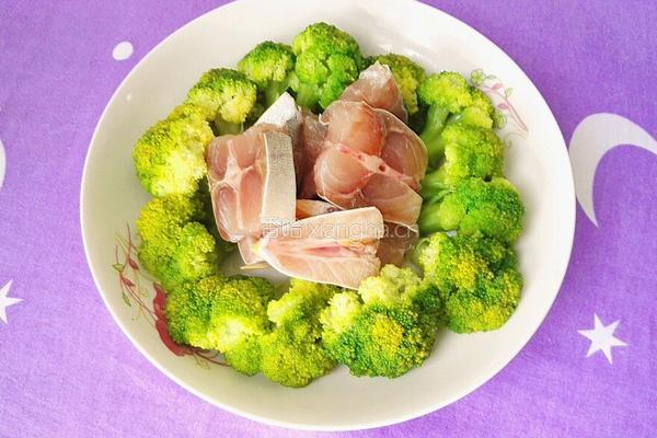 清蒸西兰花鱼块的做法图解7