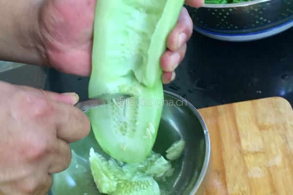 水果黄瓜炒鸡蛋的做法图解2