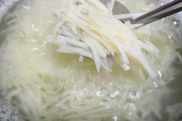 凉拌酸辣土豆丝的做法图解2