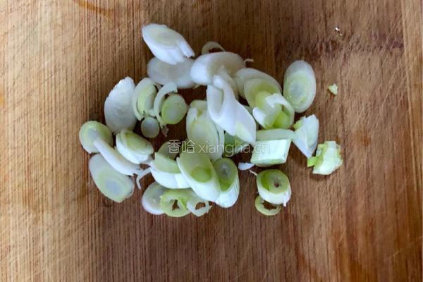 丝瓜鸭血鱼丸汤的做法图解2