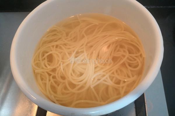 奶香胡萝卜洋葱意面的做法图解3