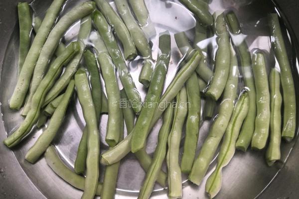 咸肉四季豆的做法图解2