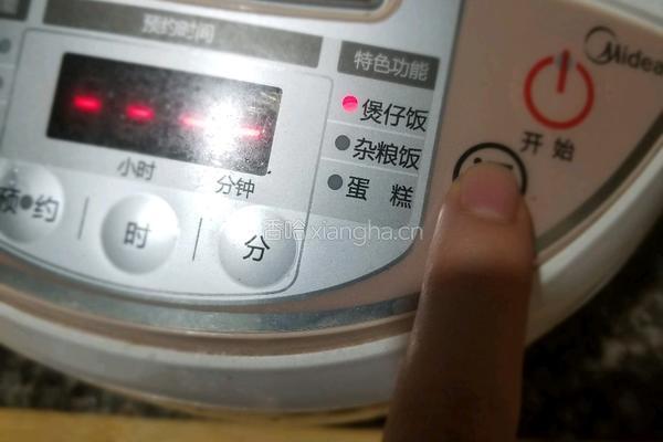 香肠糯米煲仔饭的做法图解5