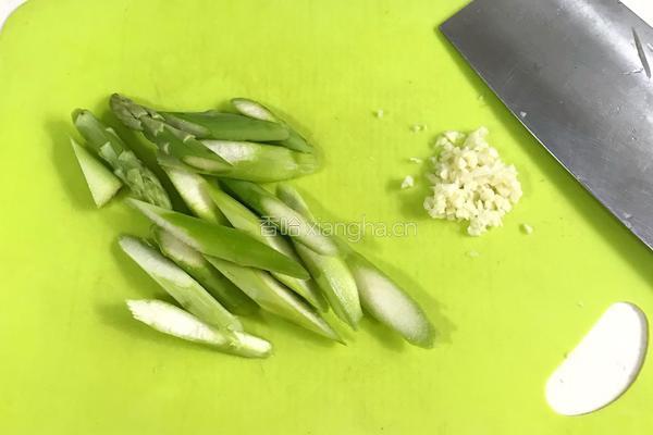 南瓜香肠芦笋意面的做法图解3