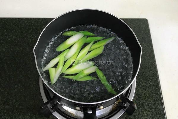 南瓜香肠芦笋意面的做法图解4
