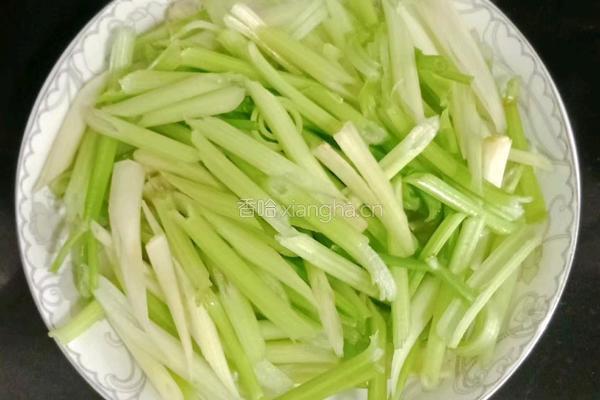 芹菜炒腐竹的做法图解3
