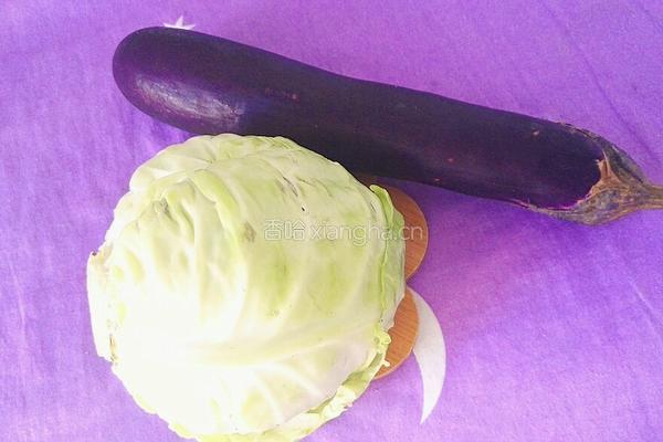 茄子炒卷心菜的做法图解1