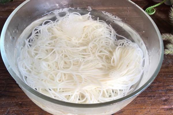番茄鸡蛋拌面的做法图解2