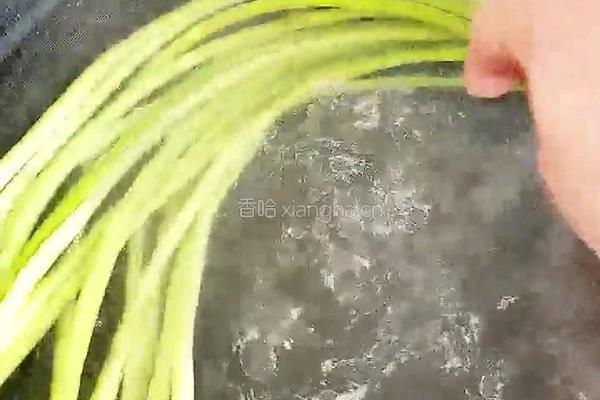 凉拌蒜薹的做法图解1
