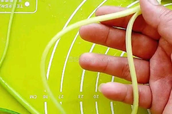 凉拌蒜薹的做法图解3