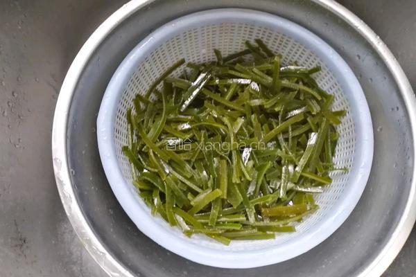 毛豆米炒海带的做法图解3