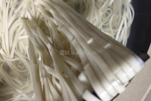 葱香午餐肉炒面的做法图解2