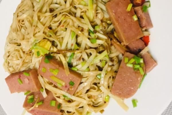 葱香午餐肉炒面的做法图解6