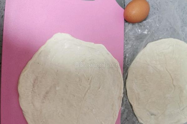 手抓饼烤香肠的做法图解1