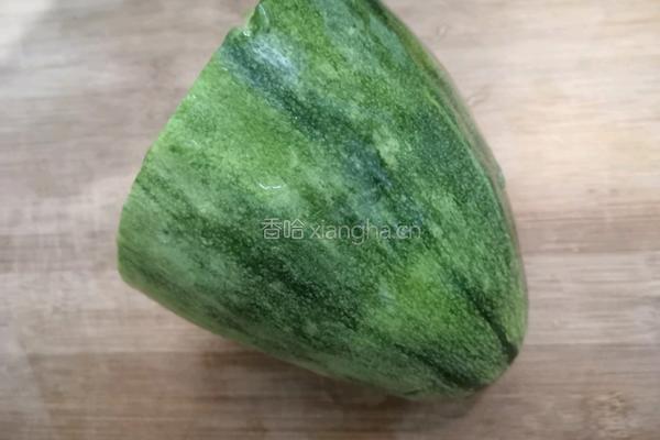 凉拌农家水瓜的做法图解1