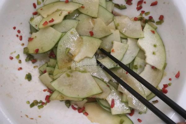 凉拌农家水瓜的做法图解11