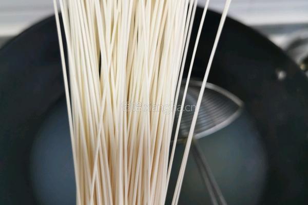 龙须面煎蛋的做法图解1