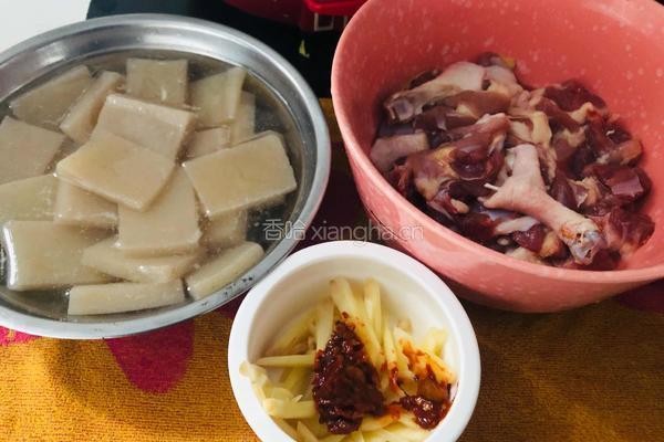 鸭腿烧魔芋的做法图解1