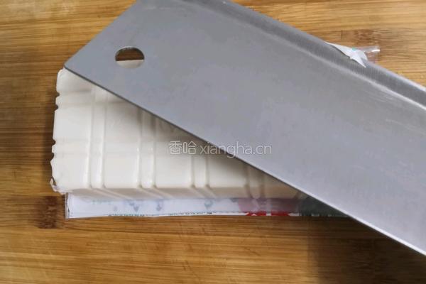 内酯豆腐拌皮蛋的做法图解1