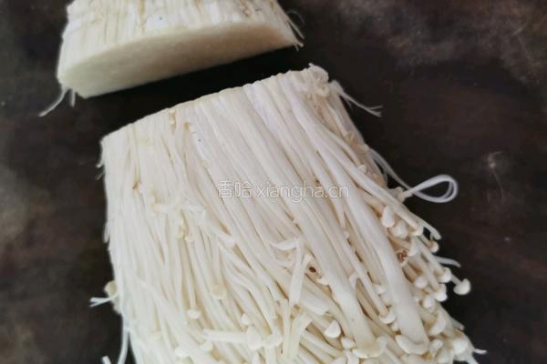 金针菇番茄牛肉煲的做法图解2