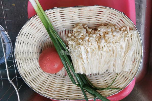 金针菇番茄牛肉煲的做法图解3