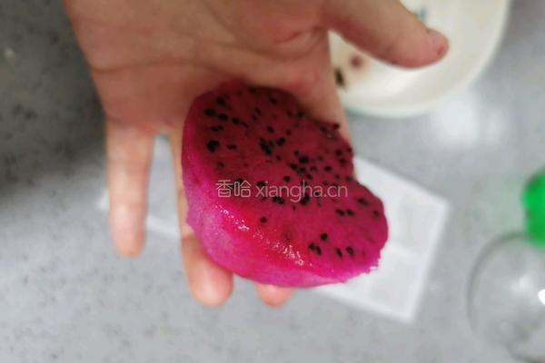 火龙果雪碧冰饮的做法图解3