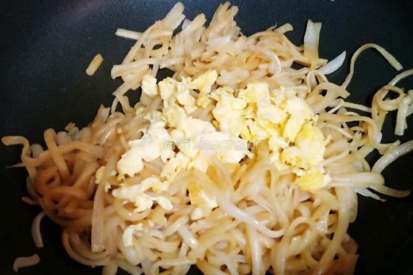 鸡蛋炒米皮的做法图解5