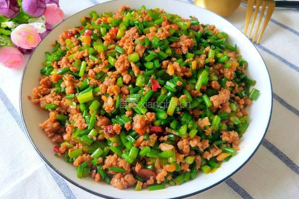 韭菜苔炒肉沫的做法图解2