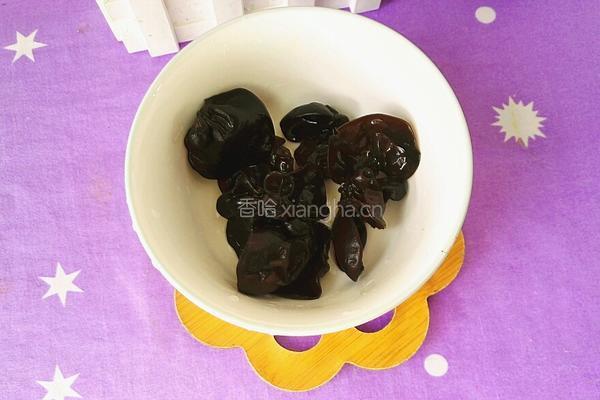 山药木耳汤的做法图解3