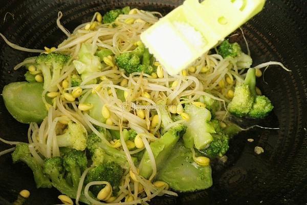 豆芽炒西兰花的做法图解12