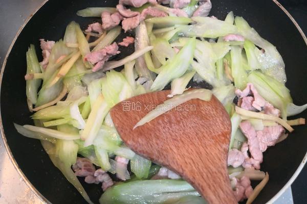 西芹炒瘦肉的做法图解13