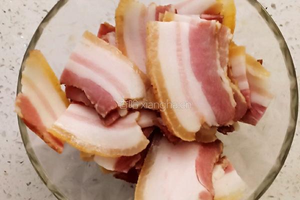 腊肉炒辣椒的做法图解1