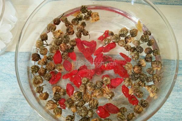 菊花枸杞茶的做法图解2