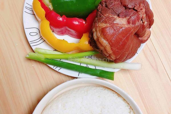 彩椒肘花肉炒饭（5分钟快手炒饭）的做法图解1