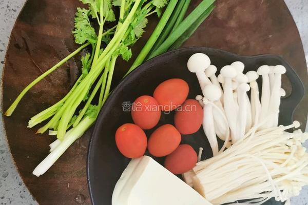 双菇豆腐汤的做法图解1