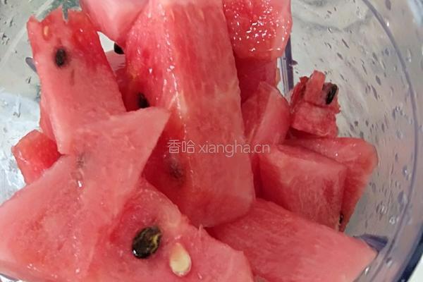 西瓜汁冷饮的做法图解2