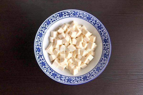 皮蛋豆腐的做法图解2