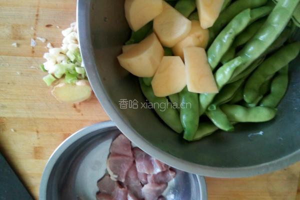 土豆炖豆角的做法图解1