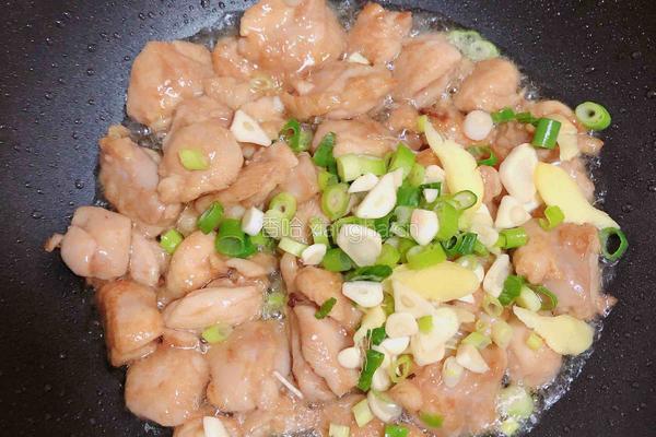 彩椒鸡丁炒酿皮（10分钟快手菜）的做法图解9