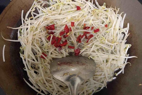 青椒豆芽菜的做法图解3