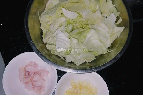 蒜香手撕包菜的做法图解1