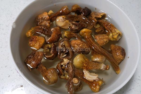 茶树菇姬松茸煲鸡汤的做法图解1