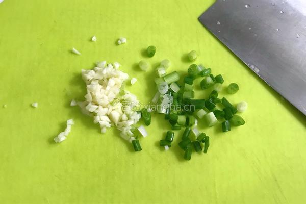 酸汤饺子的做法图解1