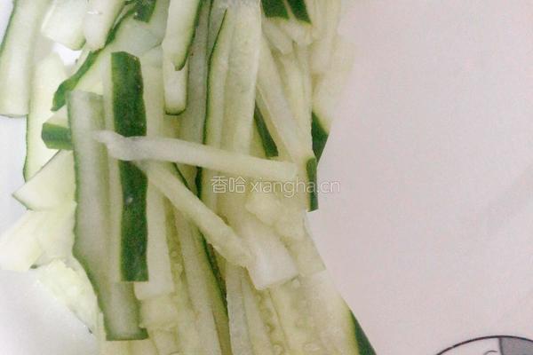 青瓜凉拌银耳的做法图解2