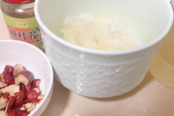 桂花蜂蜜银耳汤的做法图解1