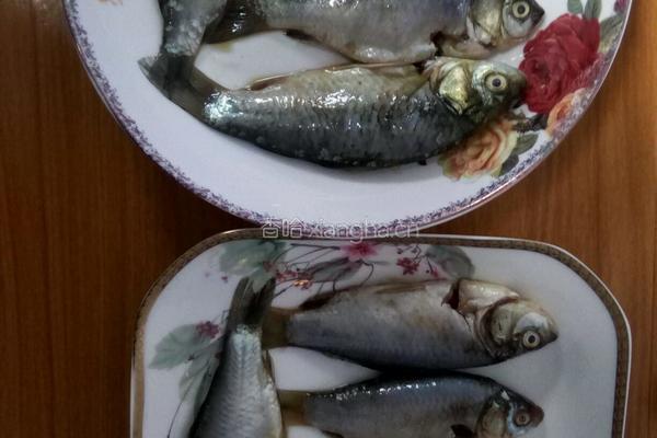 油炸小鲫鱼的做法图解3