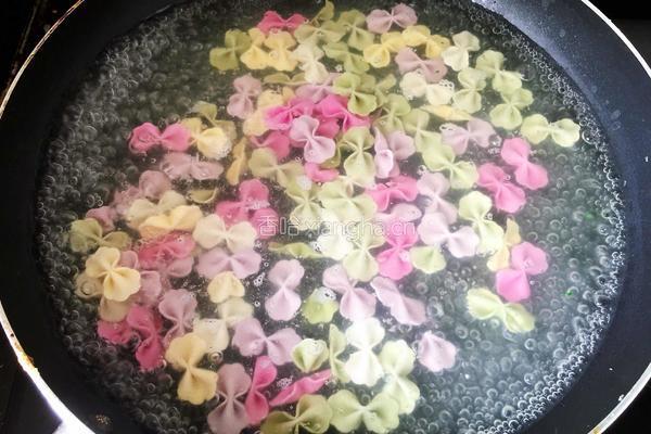 宝宝鱼肠蝴蝶面的做法图解5