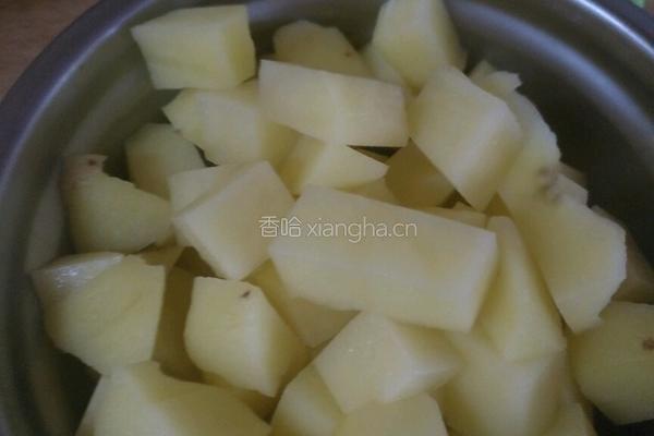番茄炖土豆的做法图解2